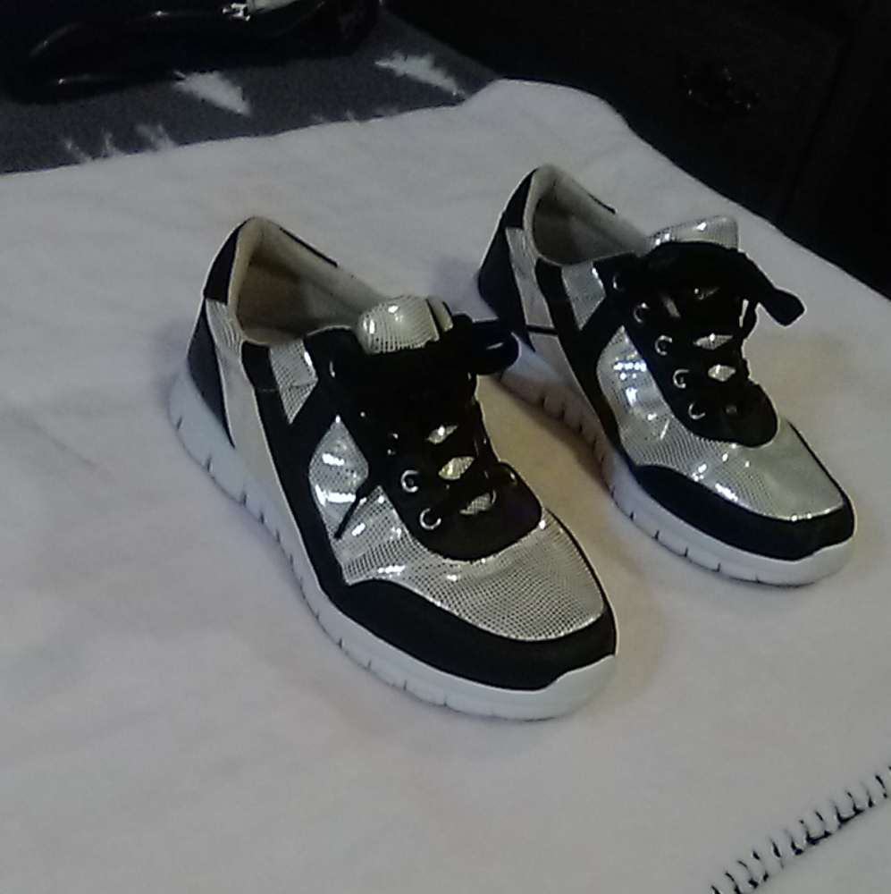 JUST BE.. BRAND SHOES... SIZE 7